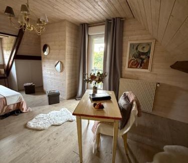 Bonneville-la-Louvet House | La Crinière d'Or Une chambre raffinée pour une parenthèse de douceur en normandie