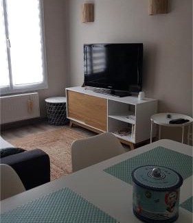 Falaise Apartment | La Falaisienne - Appartement pour 4 au cœur de Falaise - "Larès"