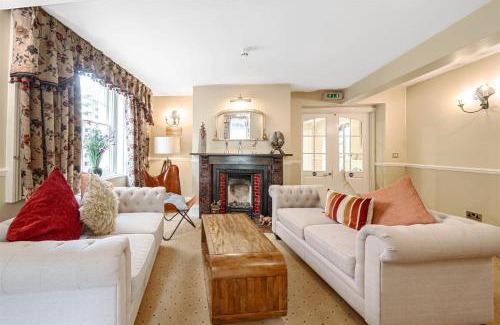 Shaftesbury House | La Fleur De Lys