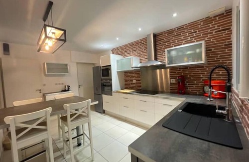 La Roche-de-Glun House | La Maison de Jade, 4-star house, ideal for families or groups of friends