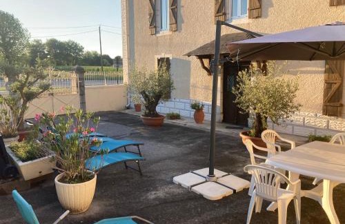 Ledeuix House | La Maison du soleil L Aulhere 3 étoiles ,Maison familiale 6-7 personnes, Grand Jacuzzi 6 p , Repas traiteur et massages bien-être en option