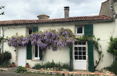 La Villedieu Cottage | La Maison Glycine. A charming 3 bedroom cottage set in beautiful countryside
