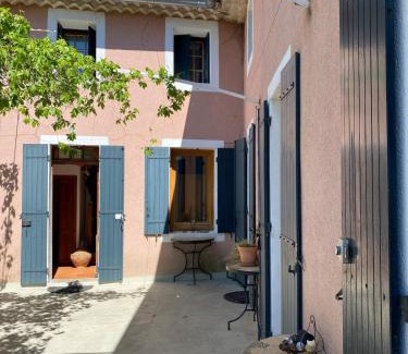 Lagnes House | La Maison Rose I Maison de village familiale