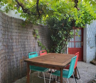 Saujon House | La maison rouge paisible maison de pays