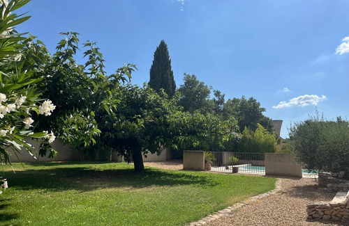 Senas Apartment | La Maisonnette de Line located between Alpilles and Lubéron.