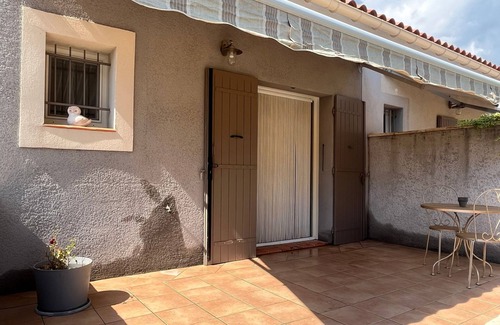 Senas Apartment | La Maisonnette de Line located between Alpilles and Lubéron.