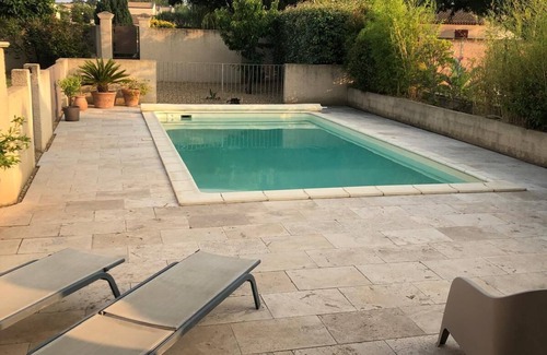 Senas Apartment | La Maisonnette de Line located between Alpilles and Lubéron.