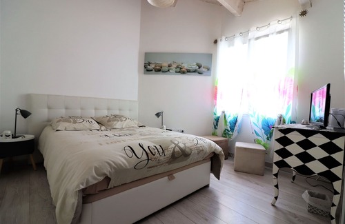 Le Thou Bed & Breakfast | LA MAISONNETTE DU BOIS ALAIN ET NATHALIE (rooms for 4 people)