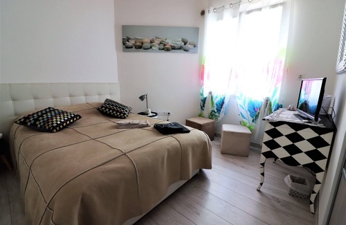 Le Thou Bed & Breakfast | LA MAISONNETTE DU BOIS ALAIN ET NATHALIE (rooms for 4 people)