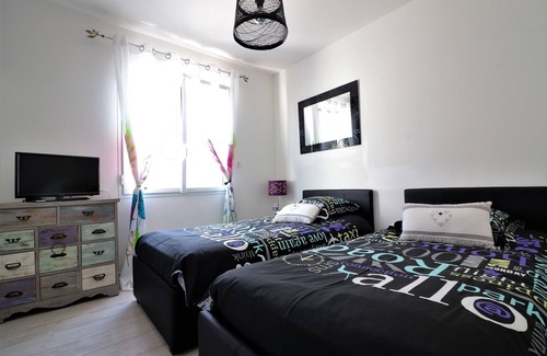 Le Thou Bed & Breakfast | LA MAISONNETTE DU BOIS ALAIN ET NATHALIE (rooms for 4 people)