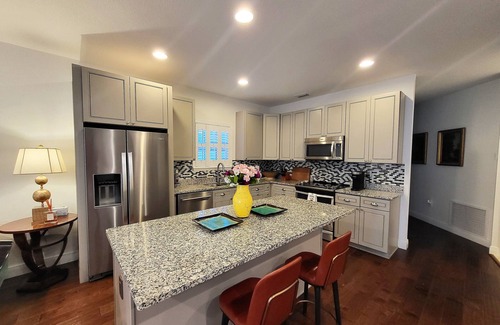 Historic Downtown Melbourne House | "La Nouvelle Maison" ♥ Downtown/Yard/Self Check-in/Parking