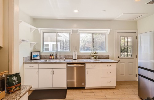 Adams Hill House | LA - PacMan - Darts- PingPong Table - Cowboy Pool