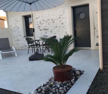 Saint-Philbert-de-Bouaine Hotel | La Passionnante Gîte avec Spa privatif