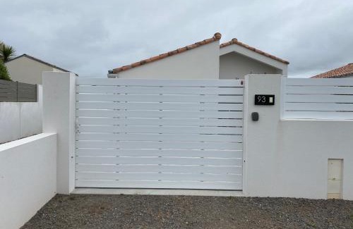 Saint-Gilles-Croix-de-Vie House | La petite maison zone coulée verte menant a l'océan