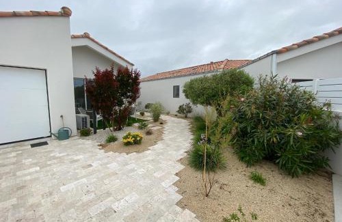 Saint-Gilles-Croix-de-Vie House | La petite maison zone coulée verte menant a l'océan