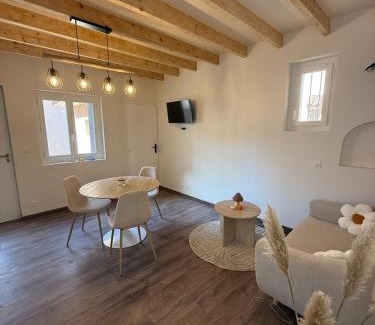 Le Breuil-sur-Couze House | La Petite Couze, Maison cozy pour 2 en Auvergne