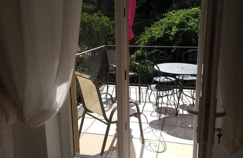 Reynes Apartment | La Petite Grange 1-bed apartment with sunny terrace. Pool & Garden
