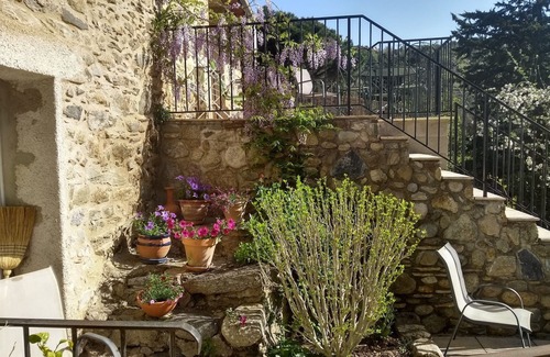 Reynes Apartment | La Petite Grange 1-bed apartment with sunny terrace. Pool & Garden