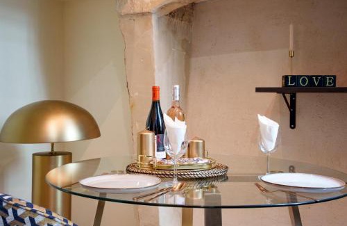 Tours City Centre Apartment | La Plume d'Amour- Love Room au Cœur du Vieux Tours