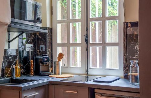 Tours City Centre Apartment | La Plume d'Amour- Love Room au Cœur du Vieux Tours