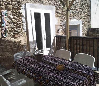 Capestang House | la Porte bleue