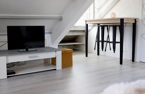 Destrellan House | La porte bleue