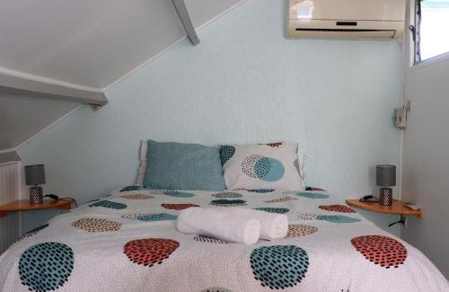 Destrellan House | La porte bleue