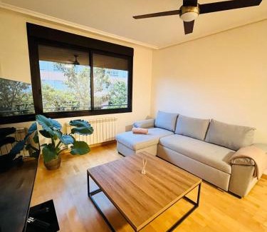 Logrono Apartment | La Puerta de Logroño, con piscina y garaje!