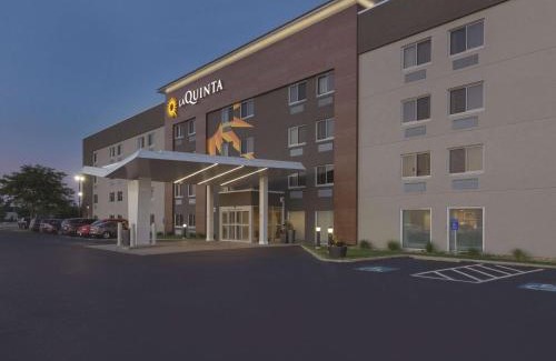 Cleveland Hotel | La Quinta by Wyndham Cleveland - Airport North