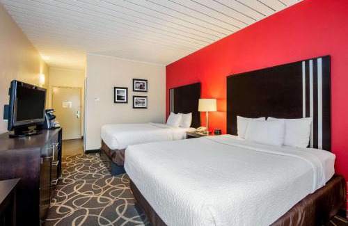 Blue Creek Hotel | La Quinta by Wyndham Elkview - Charleston NE