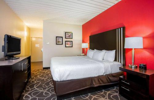 Blue Creek Hotel | La Quinta by Wyndham Elkview - Charleston NE