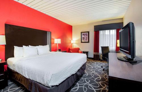 Blue Creek Hotel | La Quinta by Wyndham Elkview - Charleston NE