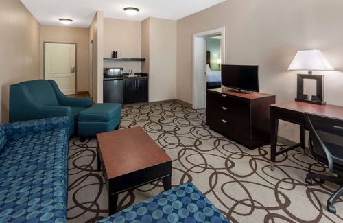 Fort Worth Hotel | La Quinta Inn & Suites by Wyndham Fort Worth - Lake Worth