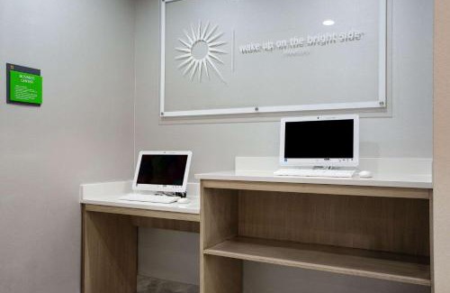 Manassas Hotel | La Quinta Inn & Suites by Wyndham Manassas, VA- Dulles Airport