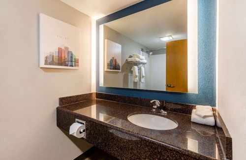 Salmon Creek Hotel | La Quinta Inn & Suites by Wyndham Vancouver