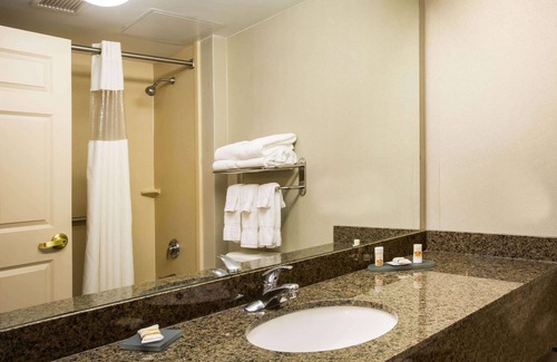 Bohemia Hotel | La Quinta Inn & Suites by Wyndham Islip - MacArthur Airport