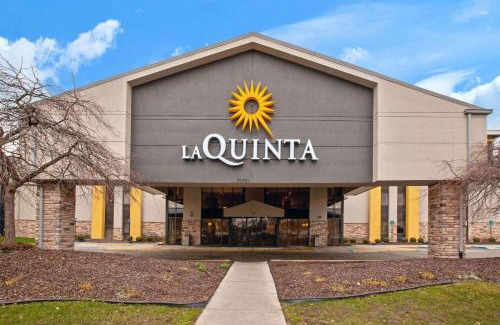 Romulus Hotel | La Quinta Inn & Suites by Wyndham Detroit Metro Airport
