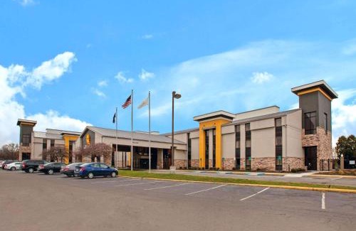 Romulus Hotel | La Quinta Inn & Suites by Wyndham Detroit Metro Airport
