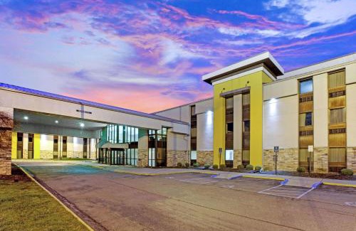 Romulus Hotel | La Quinta Inn & Suites by Wyndham Detroit Metro Airport