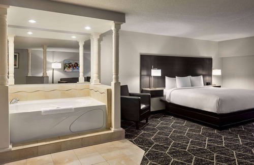 Lake George Hotel | La Quinta Inn & Suites by Wyndham Lake George