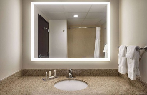 Lake George Hotel | La Quinta Inn & Suites by Wyndham Lake George
