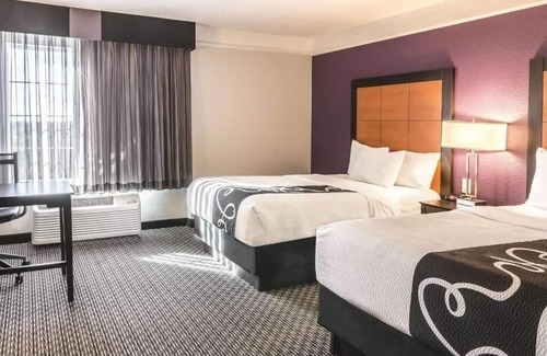 Airport North Hotel | La Quinta Orlando | 2 Full Beds | Family-Friendly | Free-Shuttle | Pool
