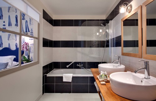 Marcey-les-Greves Hotel | La Ramade