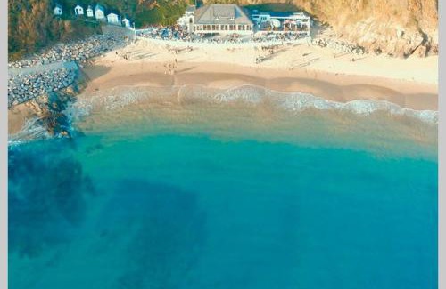 Saint-Pierre-d'Artheglise House | La Rose des Vents Côte des Isles