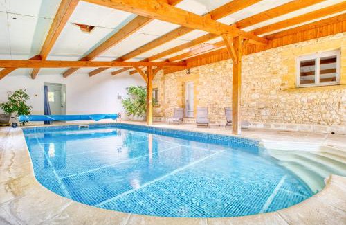 Monsac House | La Roulotte Rouge