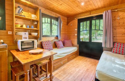 Monsac House | La Roulotte Rouge