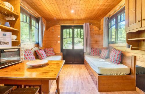 Monsac House | La Roulotte Rouge