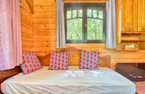 Monsac House | La Roulotte Rouge