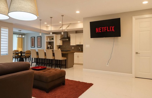 Pharr House | La Serenidad: w'2 King Beds.EV Port.300mbs wifi.Yard Space & Pet Friendly
