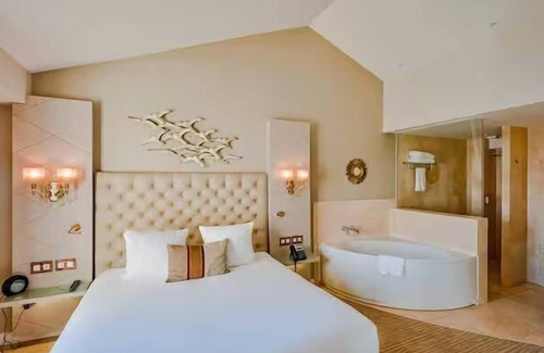 Les Sablettes House | La Seyne-sur-Mer Stay: Exquisite Spa & Panoramic Ocean View, Swimming Pool!